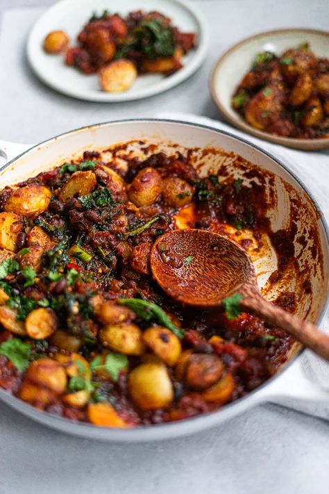 crispy potato, kale & black bean winter stew Simple Side Salad, Winter Stew, Potatoes And Kale, Black Bean Stew, Winter Stews, Black Bean Recipes, New Potatoes, Stewed Potatoes, Winter Evening