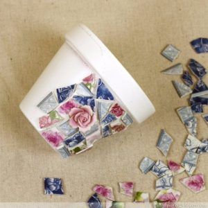 DIY Projects Made With Broken Tile - Mosaic With Broken China - Best Creative Crafts, Easy DYI Projects You Can Make With Tiles - Mosaic Patterns and Crafty DIY Home Decor Ideas That Make Awesome DIY Gifts and Christmas Presents for Friends and Family http://diyjoy.com/diy-projects-broken-tile Broken Tile Mosaic, Diy Mosaics, Decorated Pots, Broken China Crafts, Garden Mosaics, China Crafts, Mosaic Pots, Mosaic Flower Pots, Mosaic Garden Art