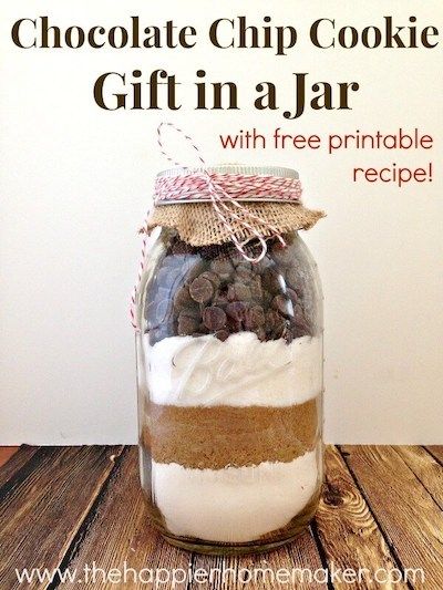 Chocolate Chip Cookie Gift In A Jar by The Happier Home Maker - 15 Mason Jar Crafts To Make And Sell For Extra Money. I love making extra cash from home by using mason jars and cheap dollar store items to create awesome and easy DIY mason jar home decor, Christmas decorations and gifts. These are perfect to be sold at Craft fair & Flea markets or even online on Etsy! Creative and unique mason jar crafts to sell you won't find anywhere else. Pin it for later! Mason Jar Cookie Recipes, Cookie Mix In A Jar, Gift In A Jar, Mix In A Jar, Mason Jar Cookies, Chocolate Chip Cookie Mix, Diy Fairy Garden, Easy Chocolate Chip Cookies, Mason Jar Meals