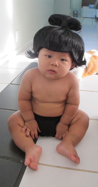 baby Sumo costume Funny Kid Costumes, Cosplay Kids, Anne Geddes, Unique Halloween Costumes, Foto Baby, Asian Babies, 31 Days Of Halloween, Fantasias Halloween