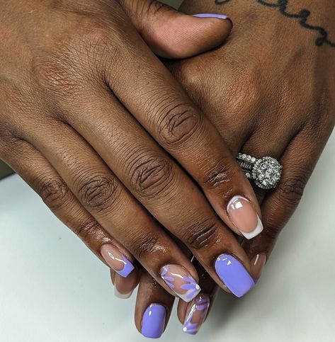 Natural nails with gel polish in purple and white. Short in length, square shaped. Some are french and some have daisies. Light Purple Nails Short, Form Hairstyles, Short Purple Nail Designs, Purple Short Nails, Purple And White Nails, 13 Nails, Nails With Gel Polish, Lilac Nails Design, Nails With Gel