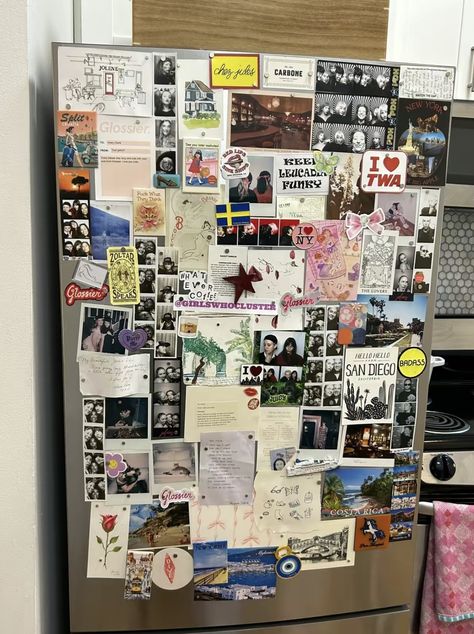 Non Magnetic Fridge Ideas, Fridge Door Decoration Ideas, Fridge Letter Magnets Aesthetic, Photos On Fridge, Fridge Door Decor, Photo Collage Living Room, Fridge Collage, Decorated Fridge, Fridge Magnets Aesthetic