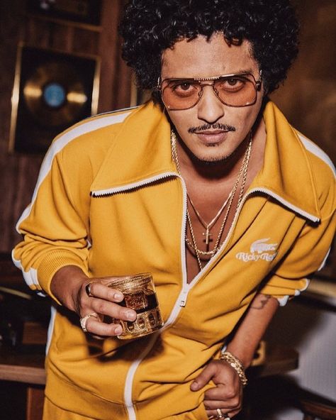 Bruno Mars Instagram, Nerd Guy Aesthetic, Bruno Mars Style, Mars Wallpaper, Bruno Mars Concert, Mars Photos, Neo Soul, Bruno Mars, Chris Brown