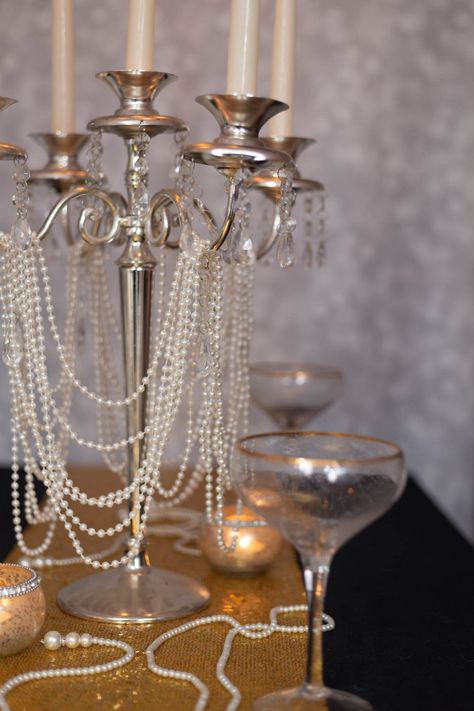 1920s Glamour Party, Gatsby Table Decorations 1920s Party, Easy Dinner Party Centerpieces, Vintage Glam Party Decor, Classy 1920s Party, 1920s Party Decorations Diy Ideas, 1930s Decor Party, Pink Great Gatsby Party, 1920s Dinner Party Decor