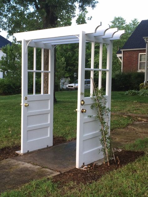 Door Repurposed, Old Door Projects, Backyard Seating Area, Backyard Seating, Doors Repurposed, Garden Arbor, Backyard Diy Projects, Garden Yard Ideas, Old Door