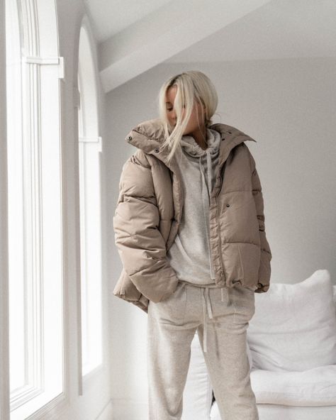 F*** it... Going to New York! - F I G T N Y Winter Outfit New York, Minimal Winter Outfit, Jacket Fall Outfit, Mom Outfits Winter, Cashmere Hoodie, Joggers Outfit, Outfit Invierno, Go To New York, Winter Mode