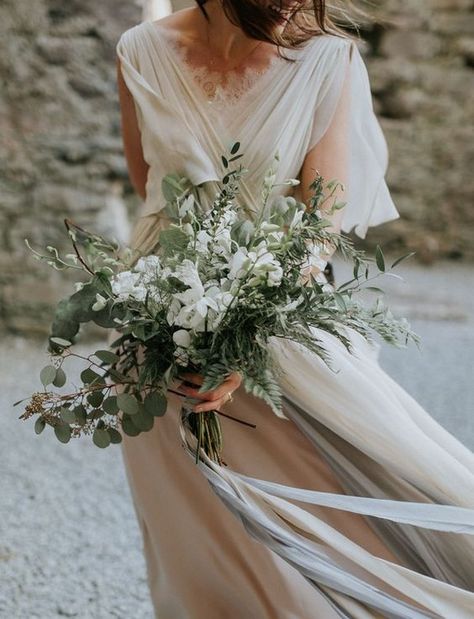 Sage Green Wedding Colors, Greenery Wedding Bouquet, Wedding Bouquet Ideas, Green Wedding Bouquet, Wedding Flower Guide, Wedding Color Trends, Boho Wedding Bouquet, Boho Styl, Green Wedding Colors