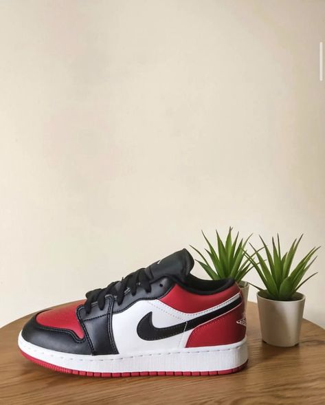 Jordan 1 Low Bred Toe, Jordan 1 Low Bred, Jordan Bred, Air Jordan Low, Supreme Shoes, Jordan Low, Nike Model, Jordan Adidas, Supreme Clothes