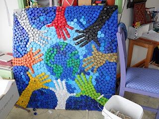 Hands Around the World. A bottle cap work of art! Ochrana Prírody, Bottle Top Art, معرض فني, Bottle Cap Projects, مشروعات العلوم, Collaborative Art Projects, Plastic Bottle Caps, Recycled Art Projects, Bottle Cap Art