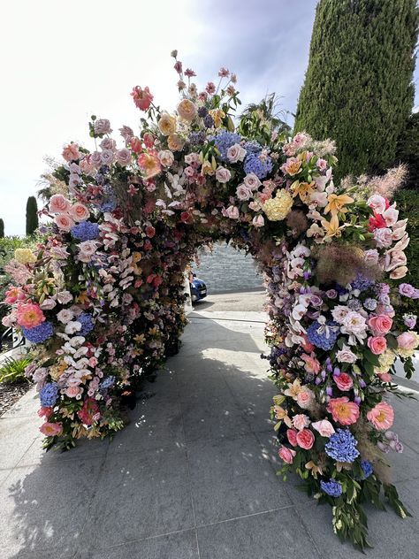 Diy Flower Tunnel, Flower Tunnel Wedding Entrance, Flower Tunnel Wedding, Floral Tunnel, Entryway Flowers, Wedding Tunnels, Flower Tunnel, Dragon Colors, Entry Arch