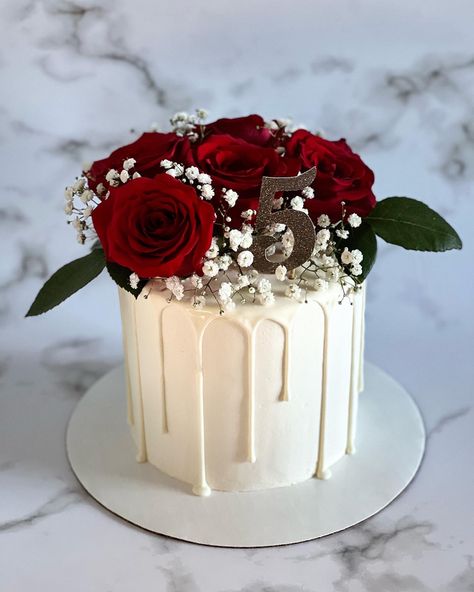 Red Rose Cake Design Birthday, White Cake With Red Flowers, Red Roses Birthday Party Ideas, Birthday Cake With Red Roses, Red Rose Cake Design, Red Rose Birthday Cake, Architecture Cake, Birthday Cake For Women Elegant, Rose Cake Design