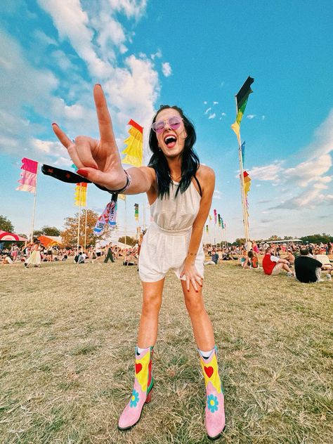 Cute white romper for austin city limits  #acl #austincitylimits #festivalfashion #cowboyboots #boots #dollskill Austin City Limits Aesthetic, Acl Festival Outfit, Austin City Limits Outfit, Acl Outfits, Acl Festival, Concert Fit Ideas, Austin City Limits, Concert Fit, 3 Women