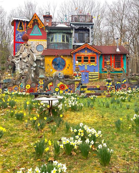 Weird House Aesthetic, Funky Tiny House, Hippy House Exterior, Maximalist Architecture Exterior, Clown House Aesthetic, Artsy Houses Exterior, Maximalism House Exterior, Crazy House Decor, Funky House Exterior