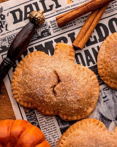 close up of a pumpkin pasty on newspaper with pumpkins, a wand and cinnamon sticks around Harry Potter Theme Snacks Food Ideas, Harry Potter Treats Easy, Hp Snacks, Harry Potter Inspired Food, Harry Potter Dinner, Soup Party, Harry Potter Treats, Harry Potter Desserts, Harry Potter Snacks