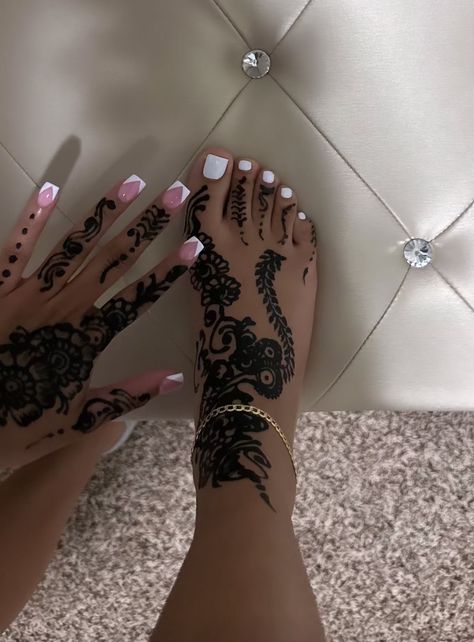 Henna Designs For Feet Simple, Cute Hand Tats, Henna Foot Tattoos For Women, Henna Designs On Foot, Henna Tattoo Designs Foot, Simple Feet Henna, Feet Tattoos For Women Beautiful, Aesthetic Tiktok Pfp, Henna On Foot