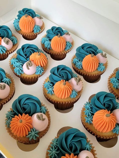 Buttercream Pumpkin Cupcakes, Simple Cake Pop Designs, Pumpkin Decor Cupcakes, Fall Boy Baby Shower Cupcakes, Mini Thanksgiving Cupcakes, Cute Fall Cupcake Designs, Fall Cupcakes Aesthetic, Classy Halloween Cupcakes, Pumpkin Cupcake Decorating Ideas