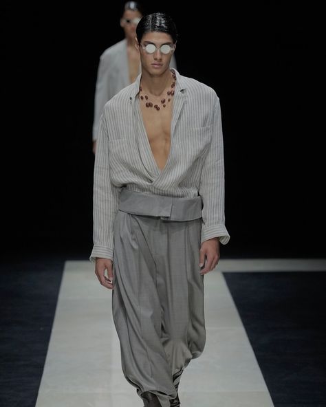 Emporio Armani Spring Summer 2025 collection fashion show at Milano Fashion Week SS25 @emporioarmani @milanfashionweek @cameramoda Armani Runway, 2025 Trends, Milano Fashion, Summer 2025, Milano Fashion Week, Emporio Armani, Fashion Show, Fashion Week, Spring Summer