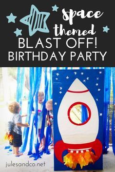 Ready to blast off for an awesome boy's birthday party? Check out our take on a space themed birthday party. Make a spaceship photo booth, plastic bottle rocket backpacks, astronaut play ideas, and more! 3-2-1-Blast Off! Blast Off Birthday Party, Space Themed Party, 4de Verjaardag, Rocket Party, Galaxy Party, Festa Hot Wheels, Astronaut Party, Sistem Solar, Ballon Party