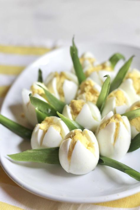 Spring-Tulip-Deviled-Eggs-6 Pumpkin Recipes Quick, Breakfast Brownies, Easter Deviled Eggs, Egg Free Cookies, Christmas Truffles, Jewish Holiday Recipes, German Baking, Citrus Cocktails, Easter Appetizers