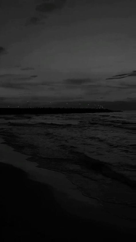 Dark Ocean Wallpaper, Dark Beach, Dark Ocean, Ocean At Night, Dark Landscape, Beach At Night, Dark Nature Aesthetic, Brown Hairstyles, Amazing Nature Photography