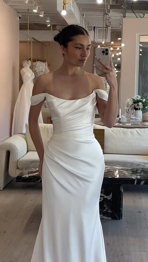 Fitted Silk Wedding Dress, Outdoor Fall Wedding Dress, Simple Timeless Wedding Dress, Simple Wedding Gown, Dress Simple Elegant, Floral Cakes, Simple Wedding Gowns, Bride Dress Simple, Dream Wedding Decorations