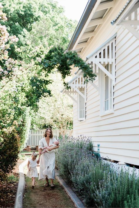 Painted Door Frames, Country Style Cottage, Weatherboard House, Home Nails, Coastal Country, Nails Home, Painted Door, Home Decor Aesthetic, Cottage Exterior