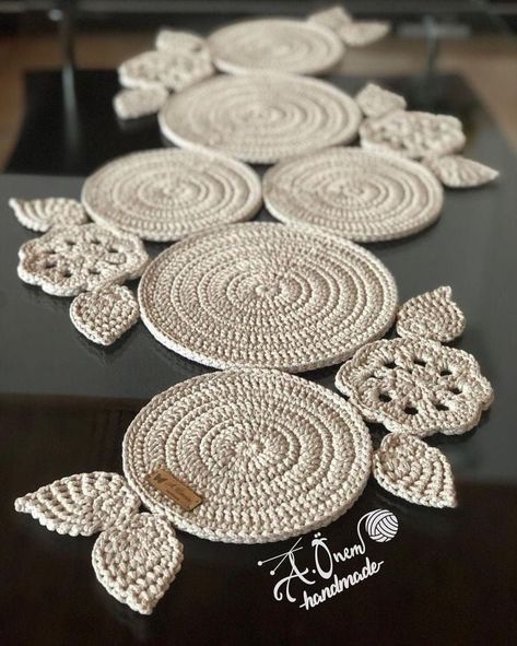 Taplak Meja Crochet, Magic Circle Crochet, Crochet Placemat Patterns, Crochet Table Mat, Crochet Mat, Crochet Table Runner Pattern, Crochet Patterns Free Beginner, Crochet Mignon, Confection Au Crochet