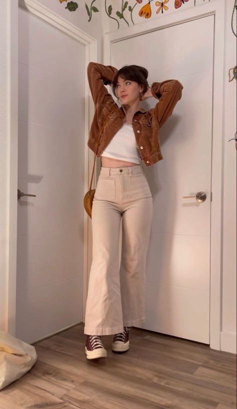 Classy Orange Outfits, Fall Weather Outfits Aesthetic, Beige Jeans Jacket Outfit, Winter Retro Outfits, Fall Outfits With Jean Jacket, Jeans Outfit With Jacket, Retro Outfits Winter, Retro Jeans Outfit, Outfit Jeans Beige