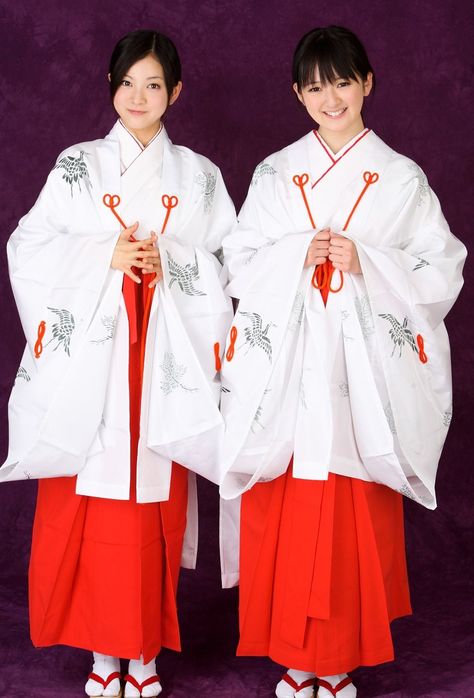 Inuyasha Cosplay, Pretty Kimonos, Japanese Shrine, Japanese Traditional Clothing, Shrine Maiden, Shinto Shrine, Japanese Clothing, Japan Model, Japan Culture