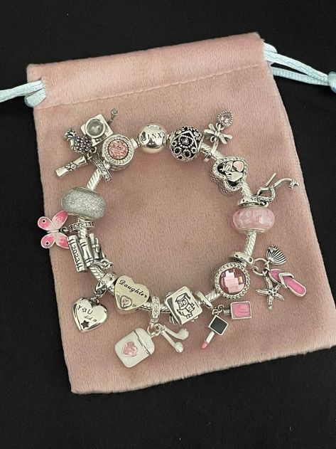 Jam Aesthetic, Aesthetic Floor, Wallpaper Facebook, Pandora Bracelet Charms Ideas, Xoxo Jewelry, Parfum Victoria's Secret, Girly Bracelets, Pandora Bracelet Designs, Images Hello Kitty