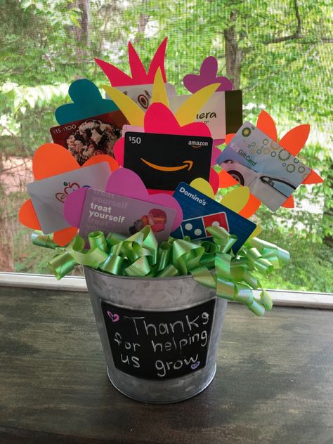 Teacher Gift Bouquet Ideas, Teacher Appreciation Bouquet Ideas, Teacher Appreciation Gift Card Bouquet, Teacher Appreciation Gifts Kindergarten, Teacher Appreciation Bouquet, Gift Card Flower Bouquet, Teacher Appreciation Gift Card Ideas, Giftcard Wrapping Ideas Creative, Teacher Appreciation Gift Baskets