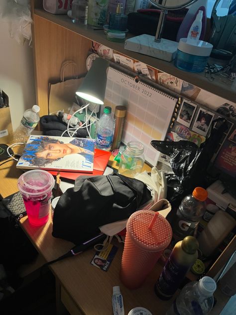 Messy Room With Books, Messy Vibes Aesthetic, Messy Desk Aesthetic Study, Organized Mess Aesthetic, Messy Cool Girl Aesthetic, Messy Aesthetic Girl, Messy Student Aesthetic, Messy Girl Aesthetic Grunge, Messy School Aesthetic