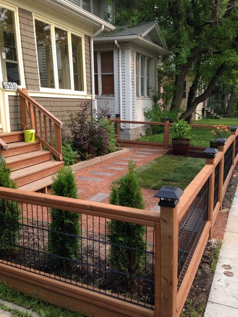 This sweet front yard is really made by the beautiful timber fence with stone path in similar tones. Via Interior Decorating Ideas Pagar Modern, Small Garden Fence, Fancy Fence, Yard Privacy, Privacy Fence Designs, Small Front Yard Landscaping, Cheap Fence, Cheap Backyard, Small Front Yard