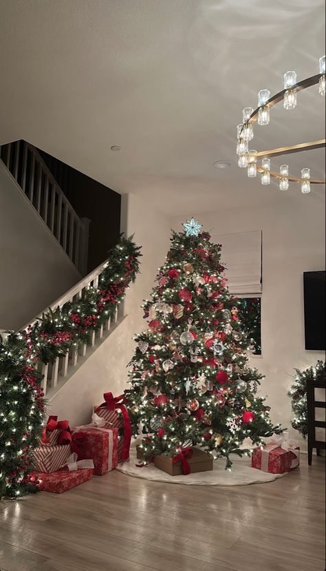 Dream Christmas Decor, Beautiful Christmas Decorations House, Christmas House Background, Christmas Aesthetic Presents, Xmas House Decorations, Fun Christmas Tree Ideas, Christmas House Decorations, House Decor Christmas, Christmas Home Aesthetic