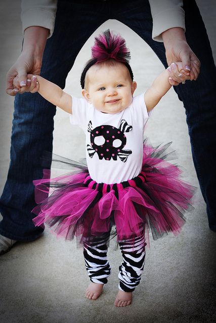 punk rocker bebe! <3 This campaign is Help for Jaden. For more info, please visit this link: http://www.gofundme.com/help-for-jaden Punk Baby, Goth Baby, Looks Jeans, Estilo Rock, Rock Outfit, Rock Baby, Baby Tutu, 1st Birthday Outfits, Birthday Tutu