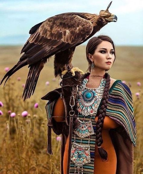 Eagle Hunter, Corp Perfect, Native American Peoples, Mode Boho, American Beauty, World Cultures, 인물 사진, Mongolia, Native American Indians