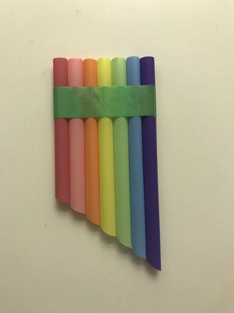 Straw pan flute. A straw flute makes a sound when a child blow over the top of the straws. Children can also use the straw flute to explore sound and make music. Because different length straws create a different pitch sound. Straw Pan Flute, Straw Flute, Activity Preschool, March Break, Pan Flute, Magic Flute, Preschool Science Activities, Diy Music, Time Travelers