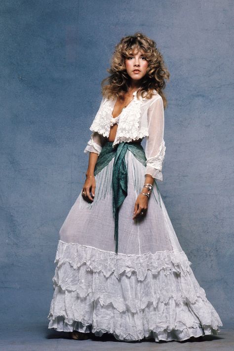 Stevie Nicks photographed by Sam Emerson in 1977 #fashion #moda Stevie Nicks Concert, 70s Icons, Stevie Nicks Style, Lindsey Buckingham, Stevie Nicks Fleetwood Mac, 70s Inspired Fashion, 70s Outfits, Everyday People, Music Memories