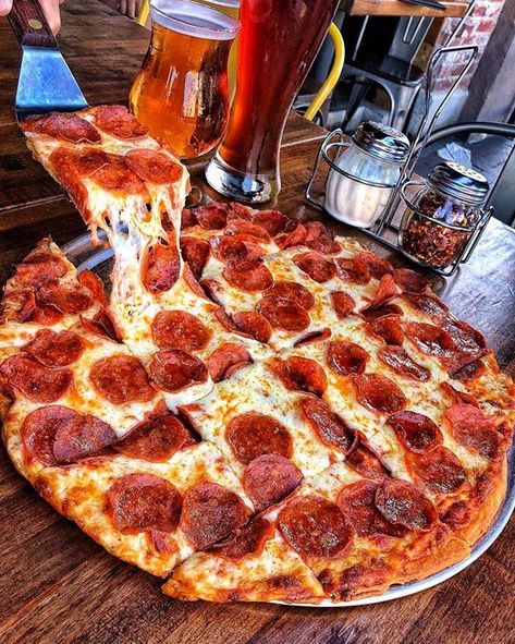 Pizza Fritta, Decorações Com Comidas, La Food, Deilig Mat, Pizza Hut, Pizza Party, Food Goals, Comfort Foods, Food Obsession