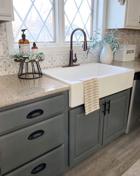 Farmhouse Chic Kitchen, Kitchen Sink Decor, White Farmhouse Sink, Sink Decor, Kitchen Styles, Addition Ideas, 카페 인테리어 디자인, Farmhouse Kitchen Design, Dream Pools