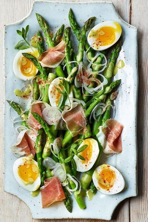 This impressive-looking asparagus salad recipe is actually very easy to make. After quickly boiling the asparagus, the same water is used to soft-boil the eggs. Piment d'Espelette is a sweet, spicy ground pepper from the Basque region of France. #easter #easterdinner #easterrecipes #healthyeasterrecipes #easterdinnerideas #recipe #eatingwell #healthy Salad With Eggs, Basque Region, Asparagus Salad Recipe, Healthy Easter Recipes, Sommer Mad, Asparagus Salad, Läcker Mat, Asparagus Recipe, Egg Salad