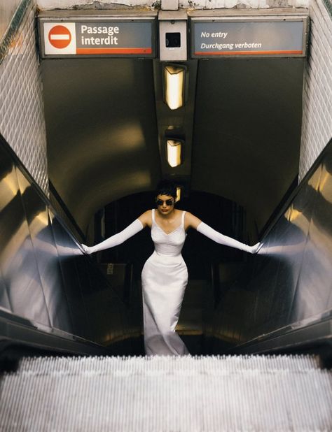 Runaway Bride, Vogue Editorial, Richard Quinn, Vogue China, Street Fashion Photography, Foto Inspiration, 인물 사진, City Style, Fashion Photoshoot