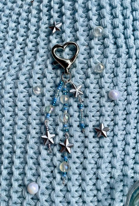 Homemade pearl keychain with stars. All colors of the small pearls (made of seed beads) are completely customizable, as is the arrangement of the pearls! If you have any questions, just let me know :3 Seed Bead Keychains, Seed Bead Keychain, Pearl Keychain, Bead Keychain, Beaded Keychain, Beaded Keychains, Seed Bead, Key Chain, Keychains