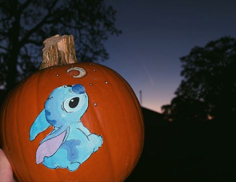 Painted Disney Pumpkins, Pumpkin Disney Painting, Pumpkin Painting Ideas Stitch, Stitch Pumpkin Painting Ideas, Stitch Painted Pumpkin, Dory Pumpkin Painting, Stitch Pumpkin Painting, Painted Pumpkins Stitch, Cute Pumpkin Painting Ideas Disney