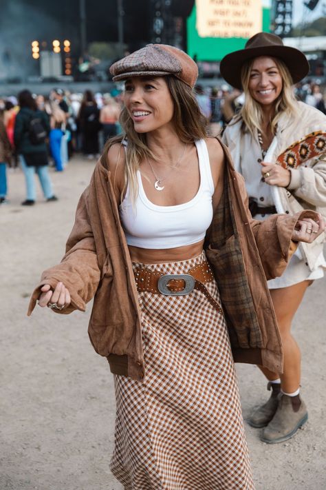 2024 Festival Trends, Western Boho Outfits Women, Western Belt Outfit, Hippie Outfits Winter, Outdoor Festival Outfit, Glastonbury Festival Fashion, Oversized Jacket Outfit, Outfit Western, Belt Outfit