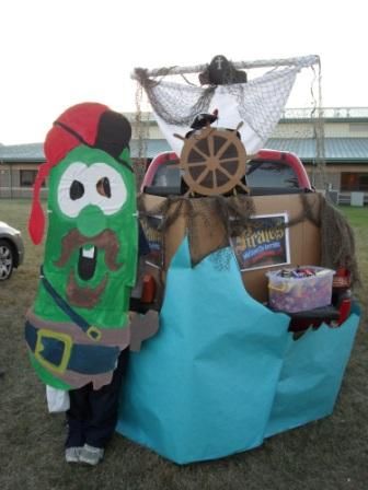 Simply Mommy: More Bible Costumes / Trunk or Treat Ideas that I like! Octoberfest Decor, Bible Costumes, Church Trunk, Trunker Treat Ideas, Trunk Or Treat Ideas, Harvest Fest, Veggie Tales, Harvest Party, Fall Fest