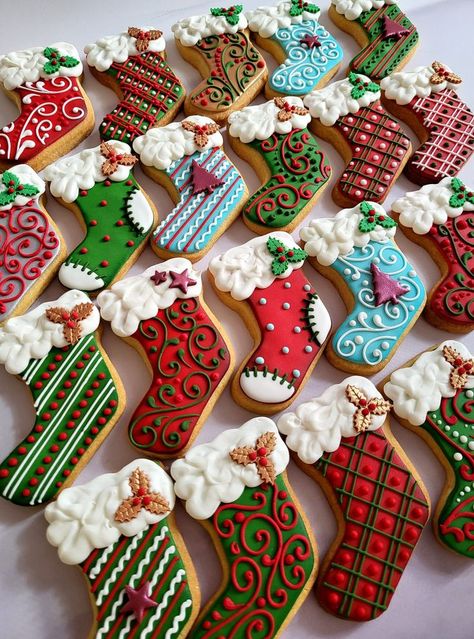 Christmas Stocking Cookies, Royal Icing Christmas Cookies, Christmas Cookie Ideas, Decorated Christmas Cookies, Christmas Sugar Cookies Decorated, Christmas Donuts, Cute Christmas Cookies, Sugar Cookie Royal Icing, Ginger Cookies