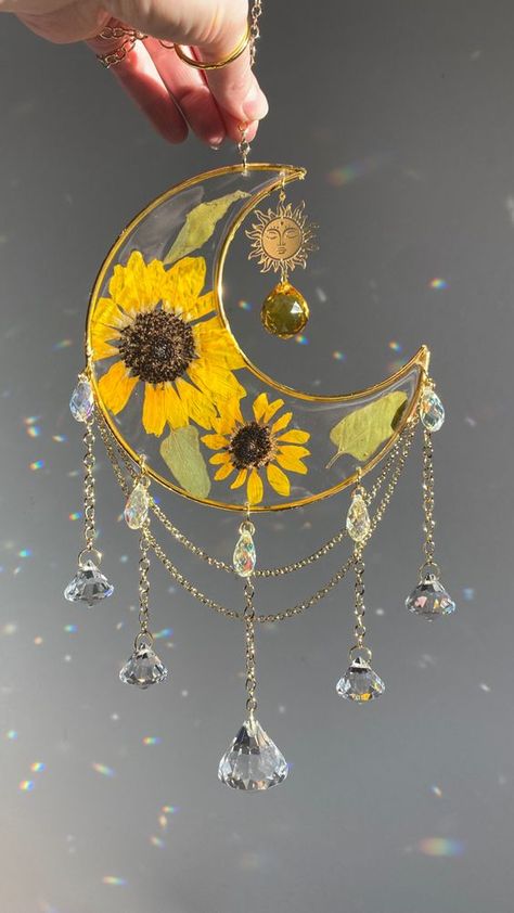 Window Sun Catchers Crystal, Sunflower Sun Catcher, Resin Dream Catcher, Sun Catchers Diy, Diy Sun Catchers, Diy Sun Catcher, Resin Suncatcher, Crystal Suncatchers Diy, Diy Projects To Make And Sell