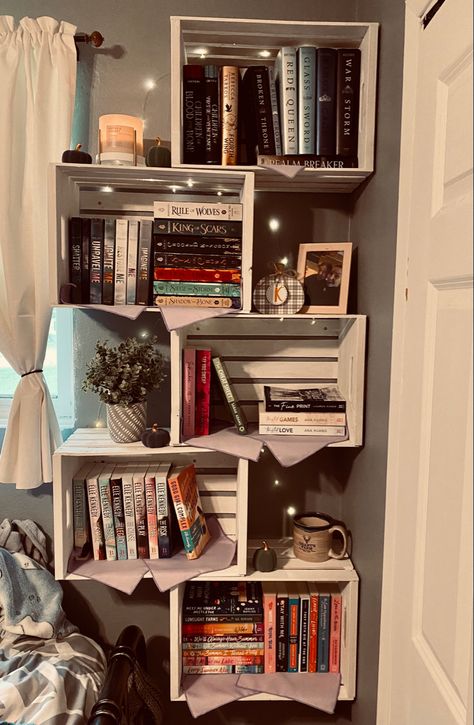 Master Room Bookshelf, Diy Bookshelf Floating, Diy Rv Bookshelf, Diy Bookshelves Ideas Bedroom, Bookshelf On Wall Aesthetic, Diy Small Bookshelf Easy, College Dorm Bookshelf, Aesthetic Book Shelves Ideas, Cool Bookshelves Small Spaces