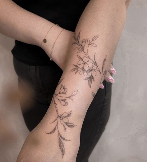 Minimal Floral Sleeve Tattoo, Floral Wrap Around Tattoo Forearm Color, Vine Wrap Tattoo, Tattoo Wreath, Tattoo Brazo Mujer, Wraparound Tattoo, Tattoos Pulseras, 1975 Tattoo, Arm Wrap Tattoo